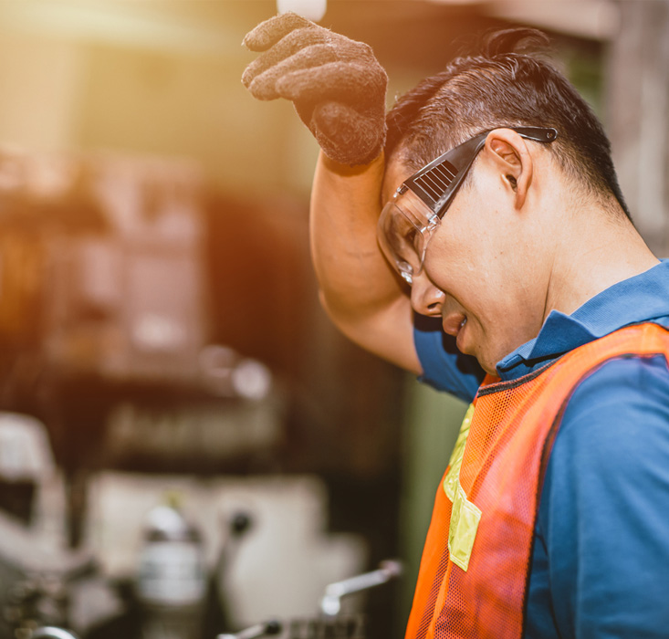 Un travailleur a chaud en usine